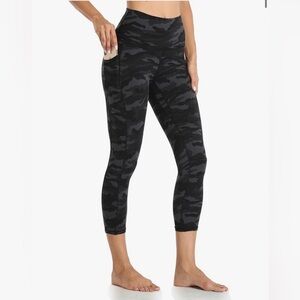 NWOT Women High Waist Yoga Capris 21 Pocket grey camo buttery soft active run